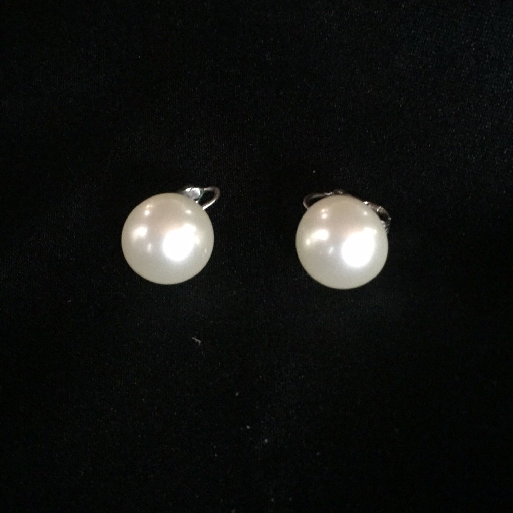 Vintage Marvella Button Faux Pearl clip Earring